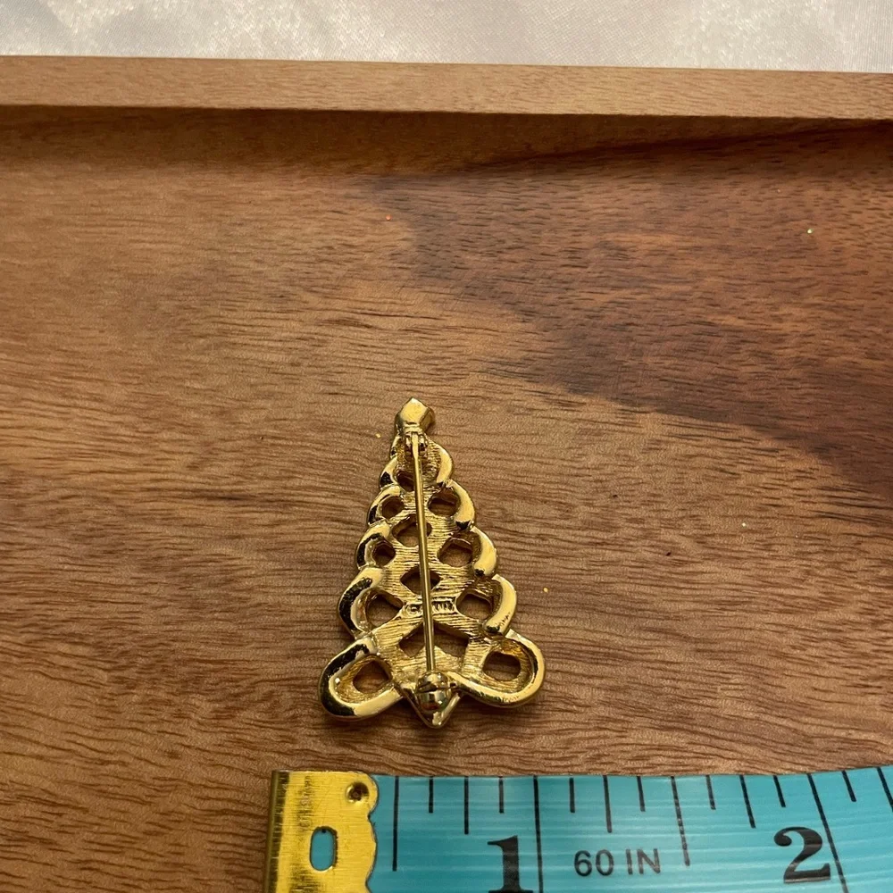 Vintage Avon Christmas‎ Tree Pin Brooch Gold Tone Rhinestone Woven Braid Festive
